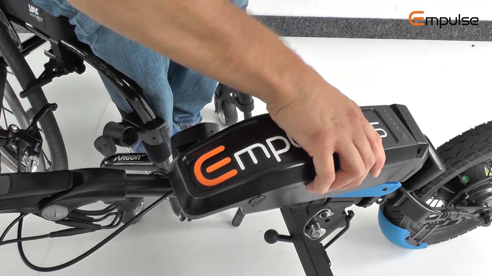 EMPULSE F55 | Herausnehmen der Batterie Miniaturansicht